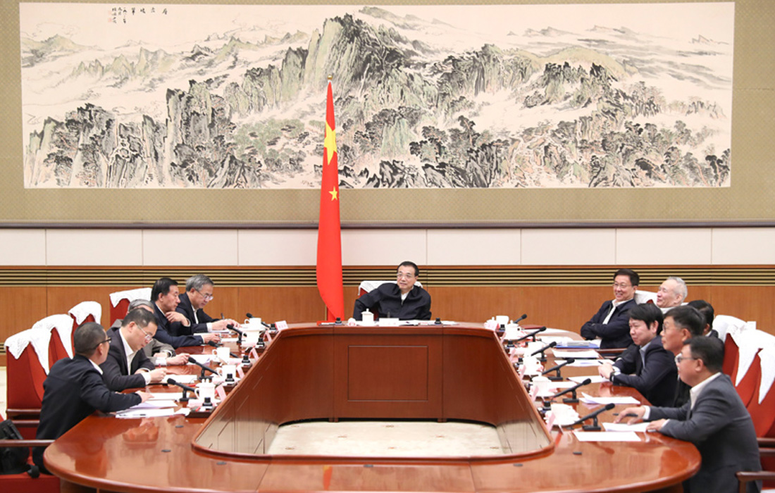 2019年11月12日，，，，，威廉希尔williamhill股份董事长温志芬等企业家代表出席经济形势专家和企业家座谈会并讲话。。。。。